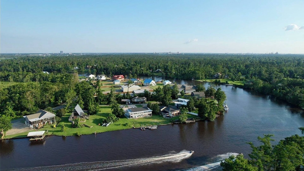 Moss Bluff House | RIVER FRONT HOUSE in Lake Charles nA rare gem located on scenic Calcasieu River.