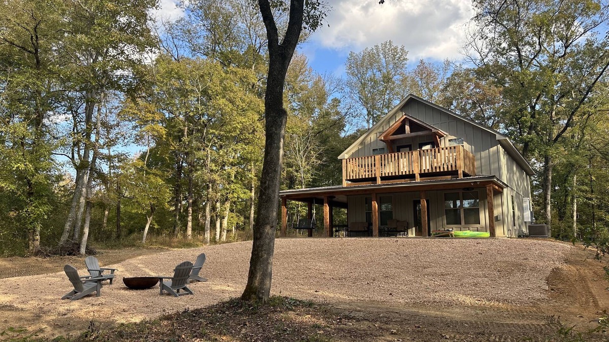 Murfreesboro Cabin | River front house on the Little Missouri 4 min from Lake Greeson! With Hot Tub!