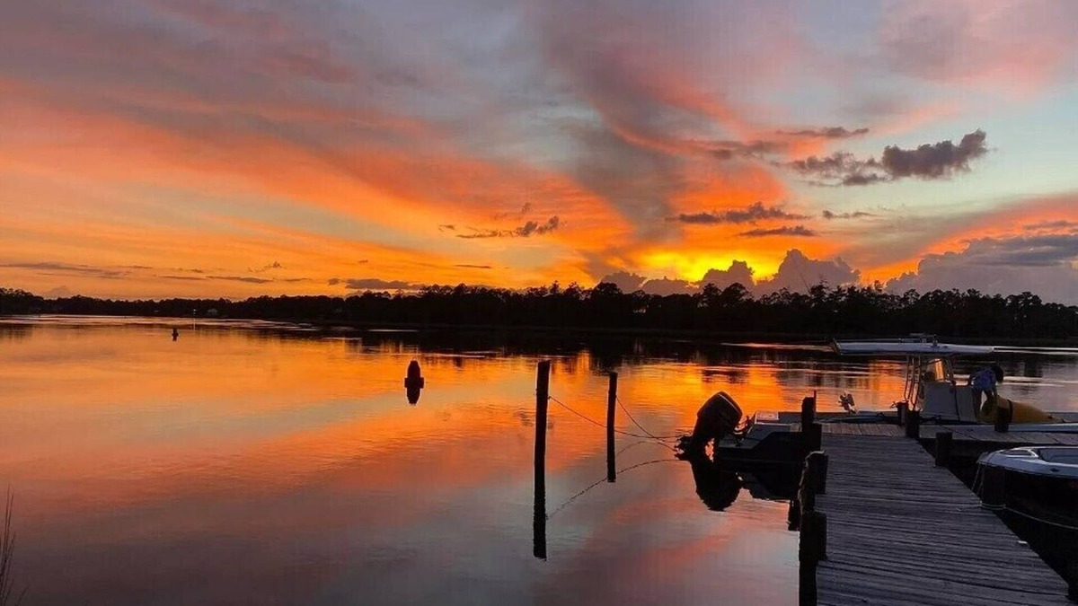 Carrabelle House | River front, less than 5 miles to the gulf, private dock & boat launch!