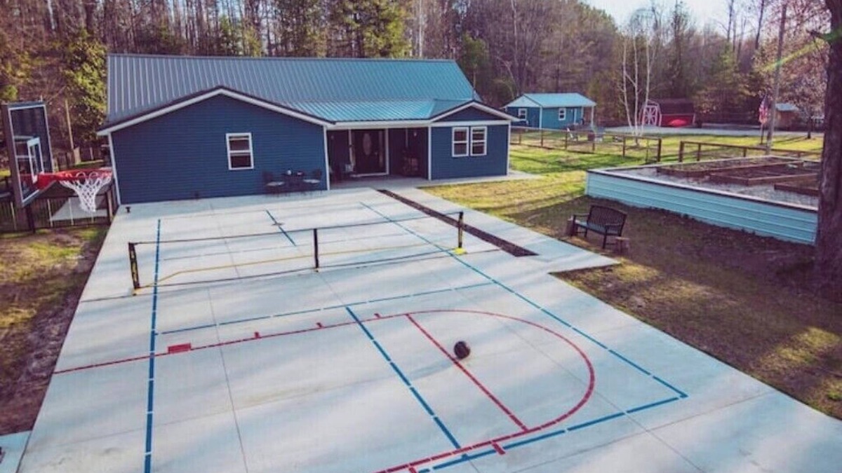 Free Soil House | RIVER FRONT Pickleball & Bball Patio-Pets-2 houses