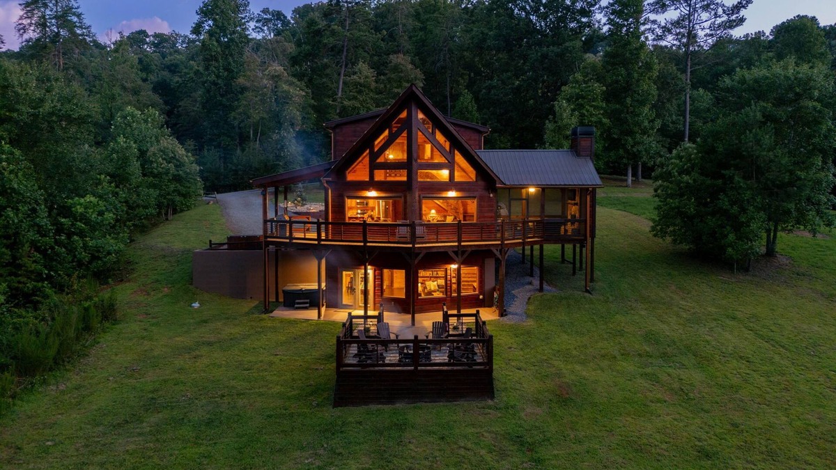 Blue Ridge Cabin | River Front! Pool Table! Riverfront Fire Pit! Hot Tub! BlueRidgeScenicRailway!