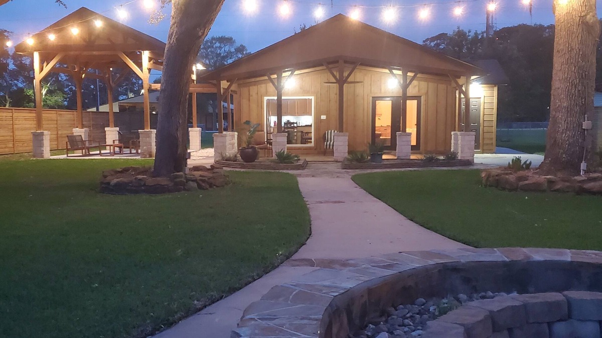 Brazoria House | River front retreat with open green space