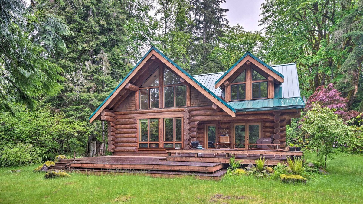 Baring Cabin | River frontage, luxurious Log Cabin near Steven's Pass Ski Resort on 1 acre.