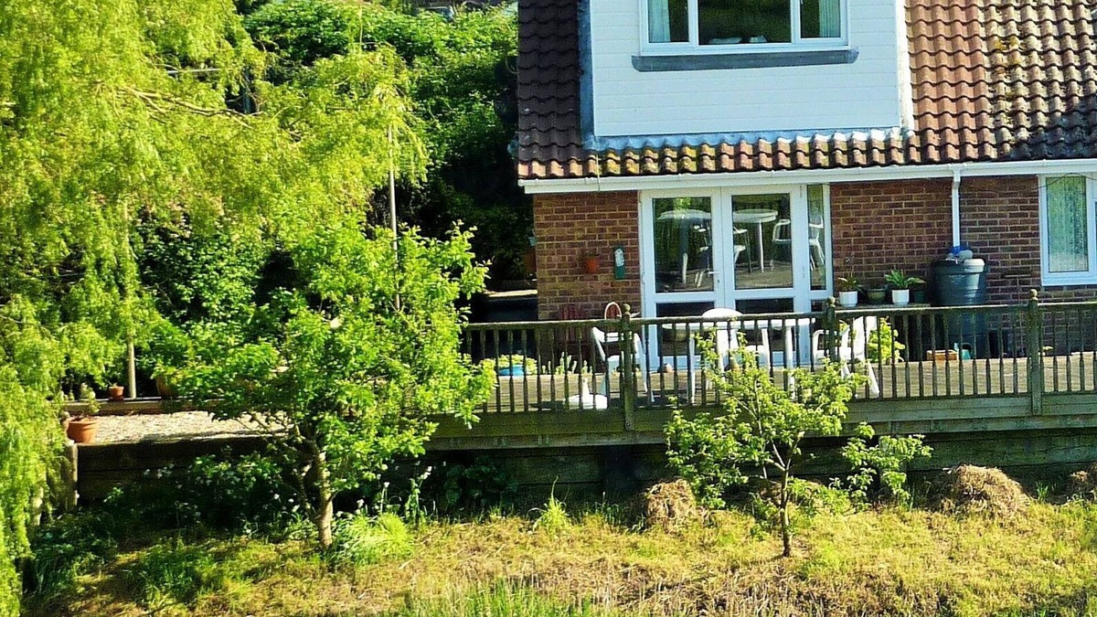 Icklesham Ski Chalet | River Fronted Self Contained Annex With Panoramic Views in a peaceful location.