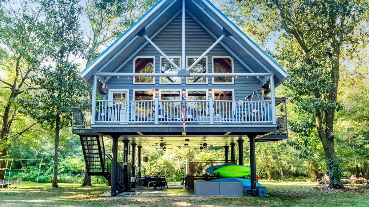 McComb Cabin | ❤️ River fun, log cabin, family/couples retreat!
