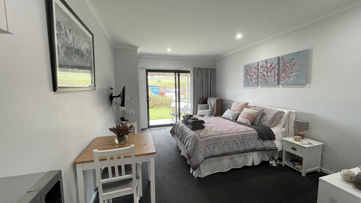 Axedale Bed & Breakfast | River Gardens Axedale Pet friendly B & B Farm stay - Motel Room