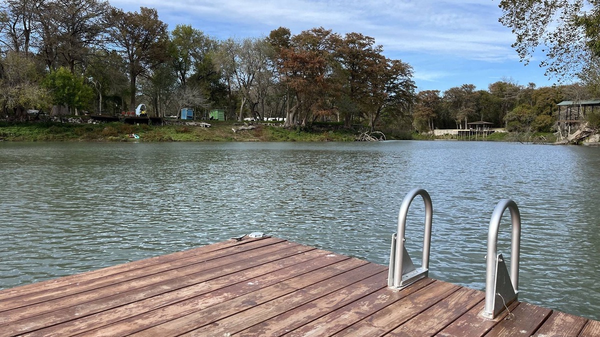 Seguin Cabin | River Getaway/Fishing Dock/Kayaks/Fast Wifi