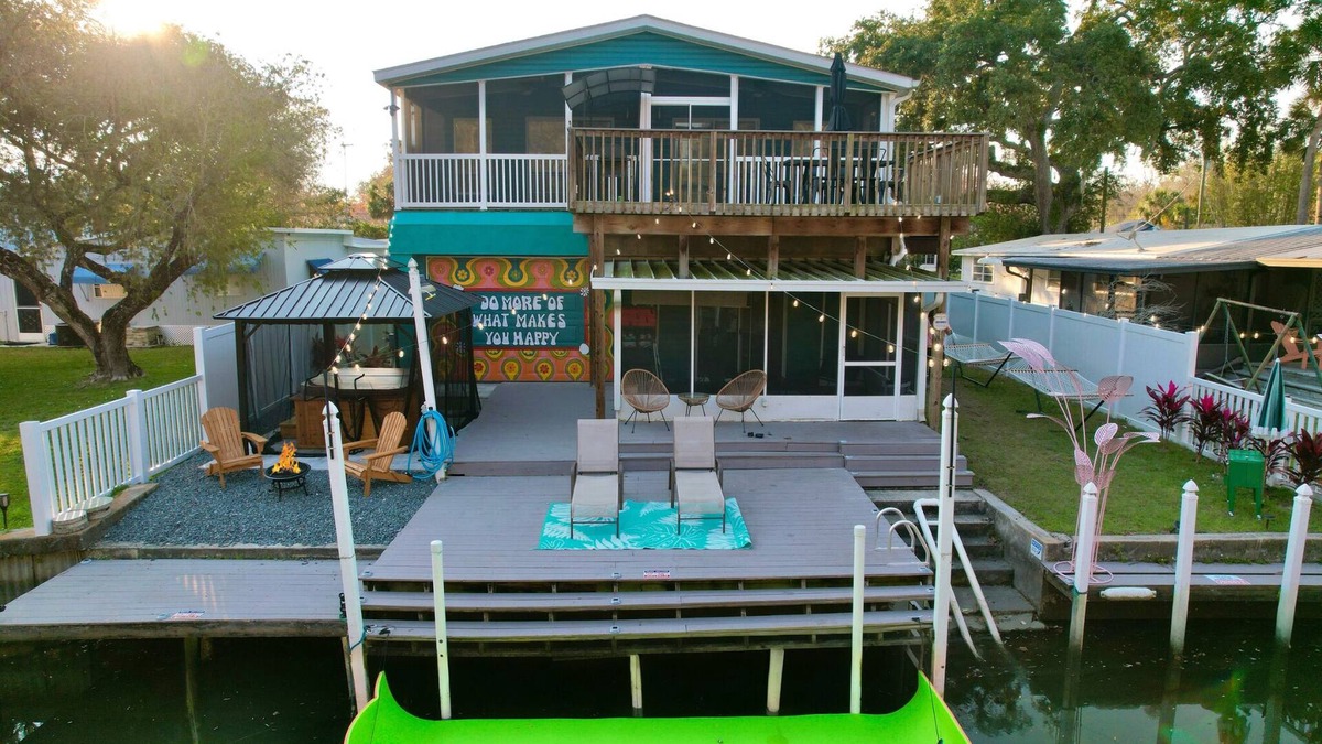 Weeki Wachee Gardens House | River home with huge arcade, hot tub kayaks, mini golf and floating pad, 80in TV