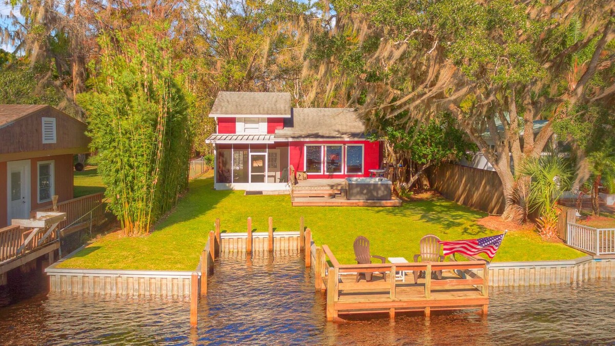 Ormonds Jungle Den Camp Sites House | River house with 2 boat docks
