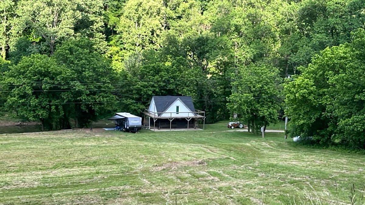 Booneville Cabin | River House within 30 minutes of Red River Gorge and Natural Bridge State Park.n