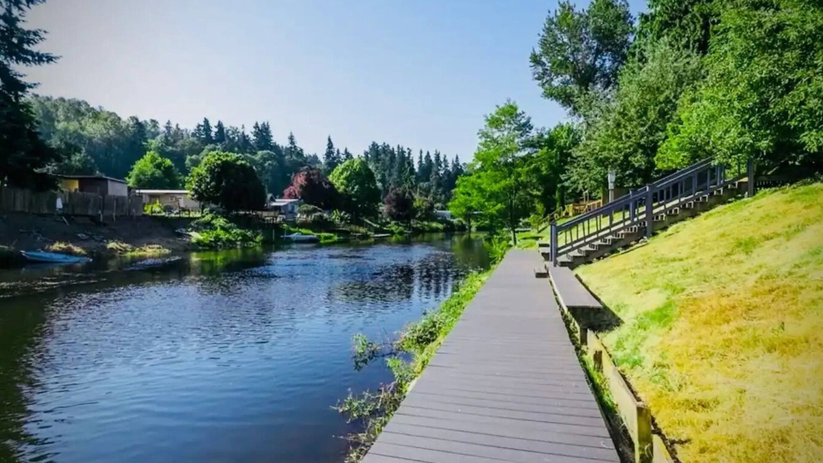Bothell Apartment | River Inn Cabin Theme Flat w/Dock
