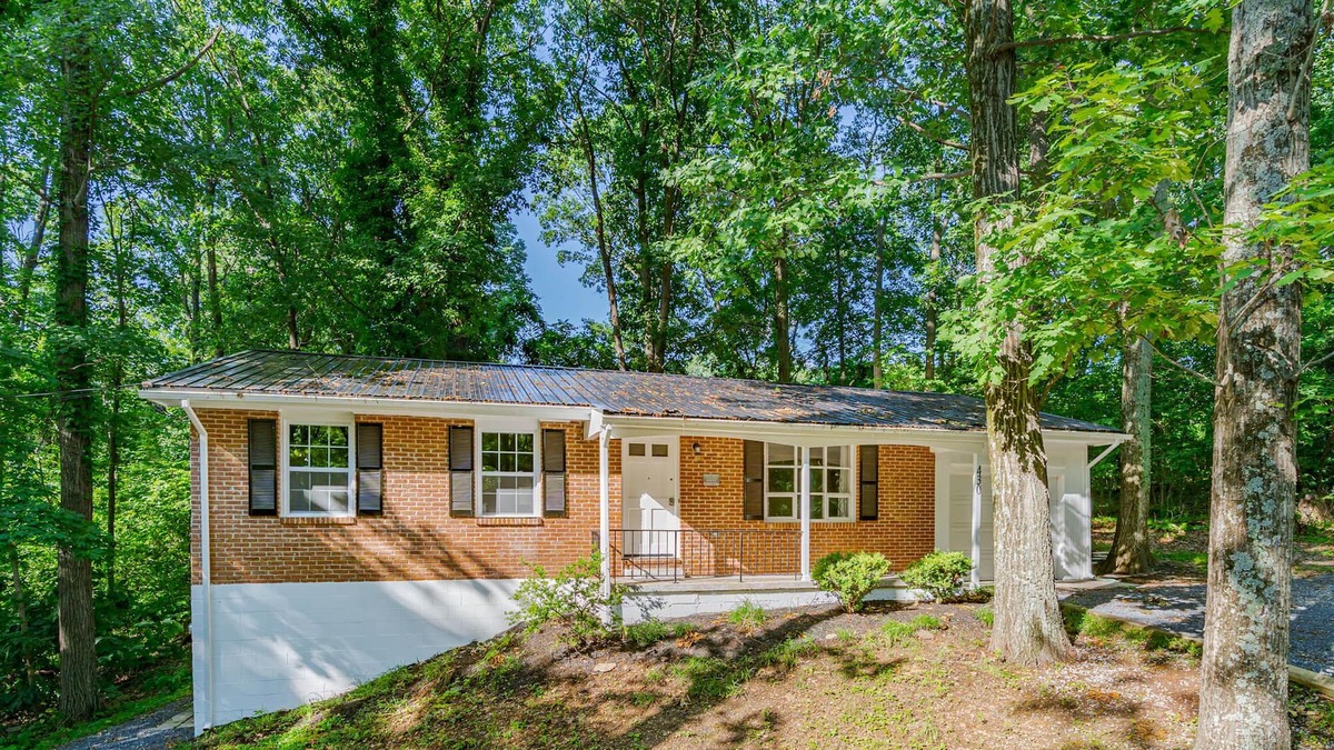 Millville House | River & Kayak Cottage, Hot Tub, Deck, Grill, WiFi!