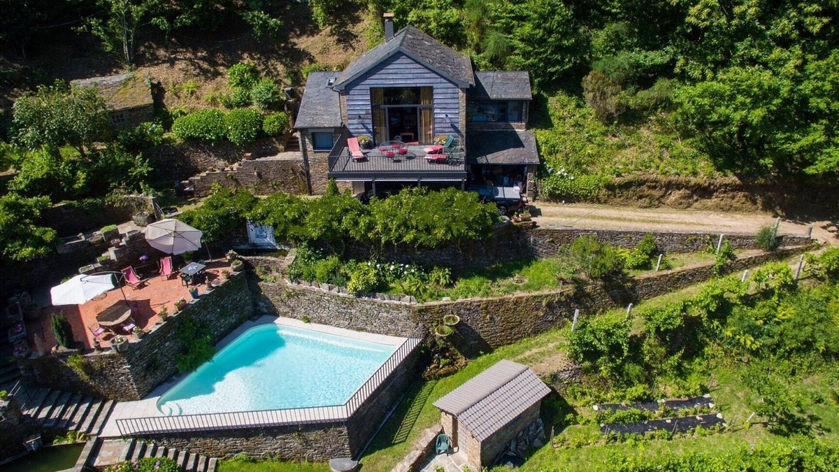 Reriz House | River lodge Garden Hillside Retreat 5pax +
