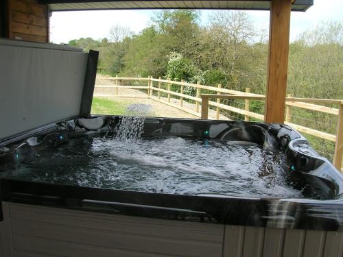 Hundred House Ski Chalet | River Lodge Hot Tub Sleeps 6