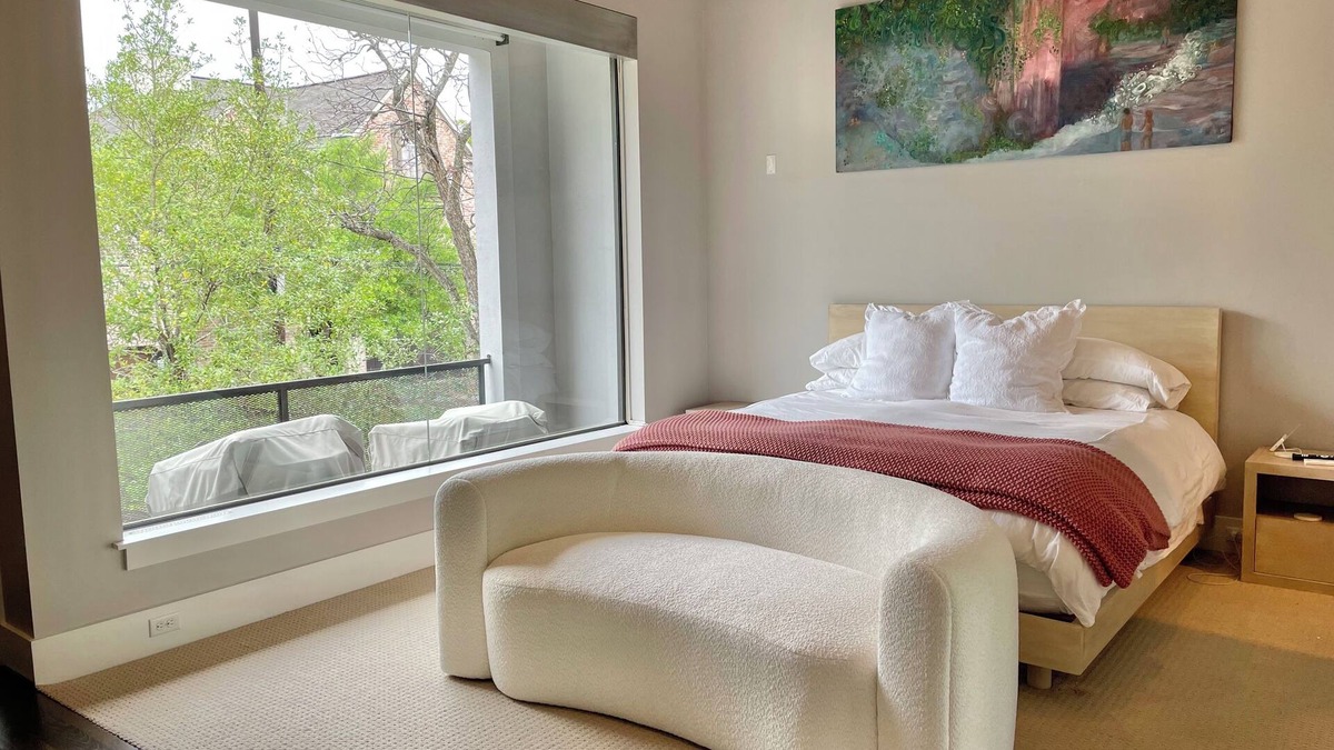 Hyde Park House | River Oaks Hideaway! Indoor Garden, Fountain, eBikes, Mid&Short Term Rental