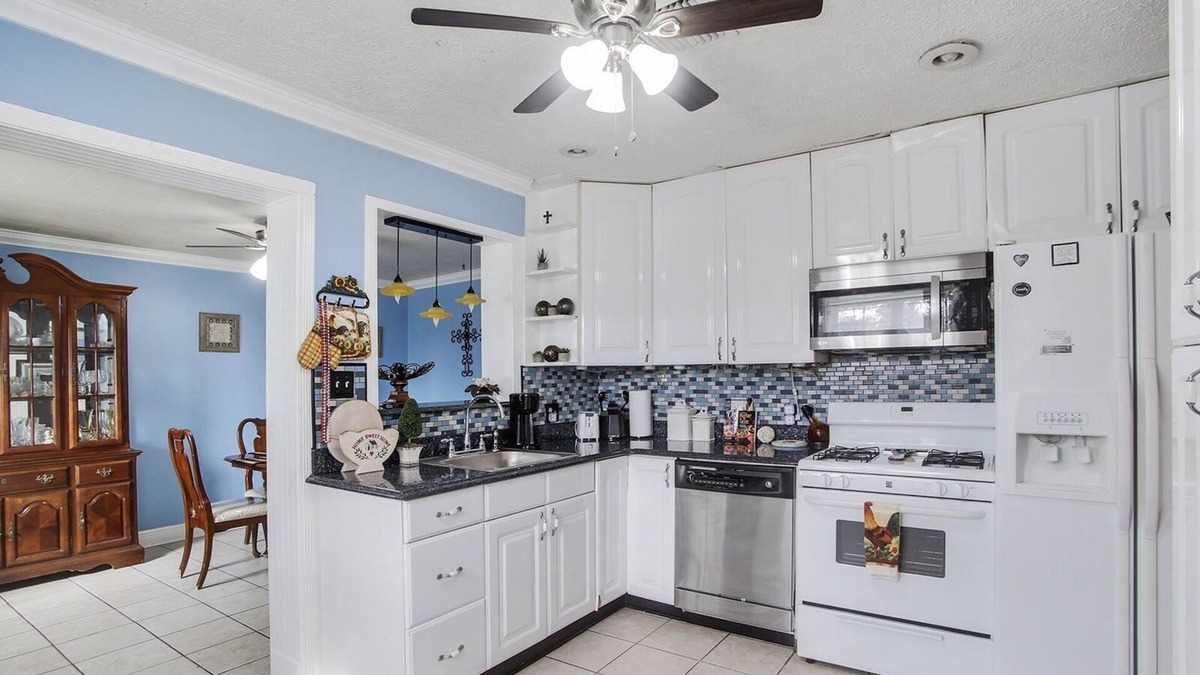 Old Aurora House | River Oaks Point Vacation Minutes to Downtown Quiet Area! by Redawning