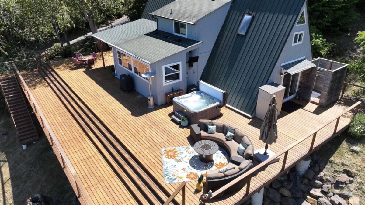Brookings House | River Oasis, all the comforts of home, with the beauty of the Chetco River!