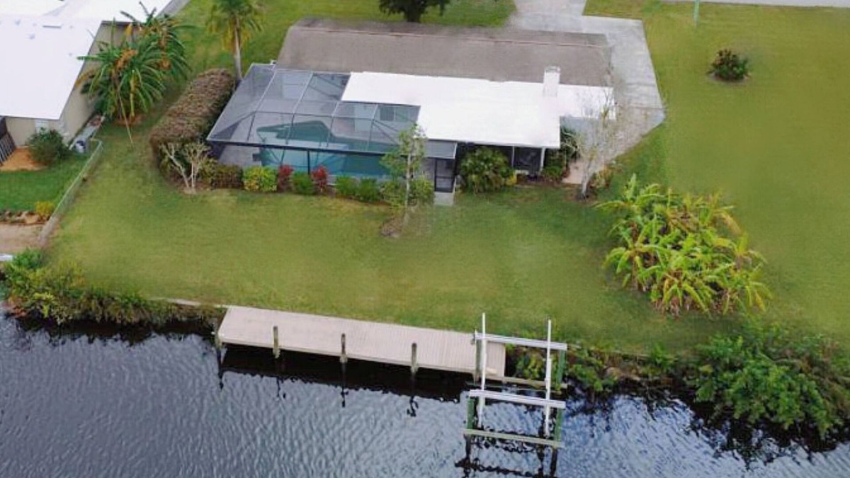 Fort Myers Shores House | River Ranch luxury waterfront home w/pool & dock : boater, family, pet paradise