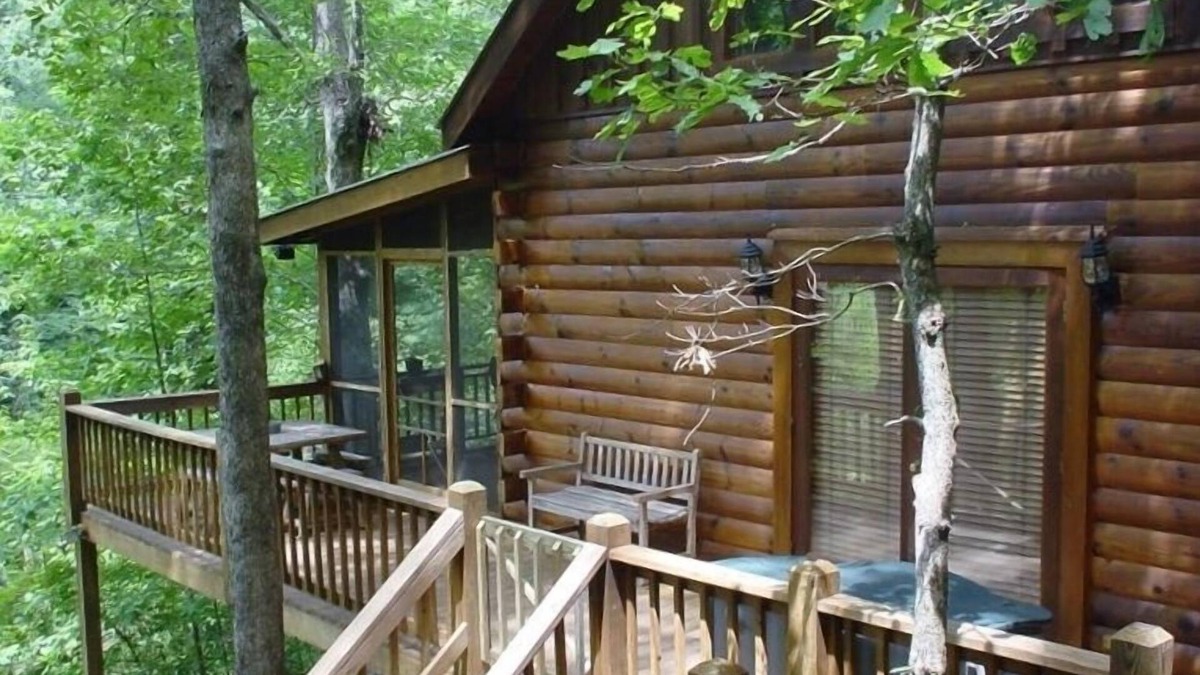 Ellijay Cabin | River Rest: Romantic & Relaxing Setting with Hot Tub on a Trophy Trout Stream