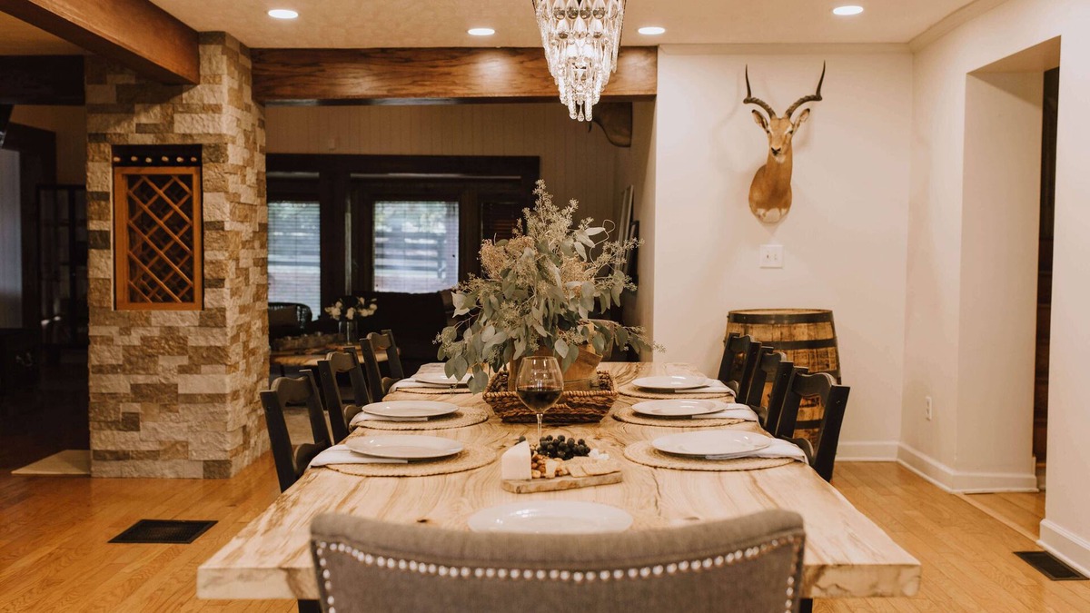 Saint Paul Cabin | RIVER Retreat for 10 w/POOL, HOT TUB, FIRE PIT & OPTIONAL GUESTHOUSE for 4