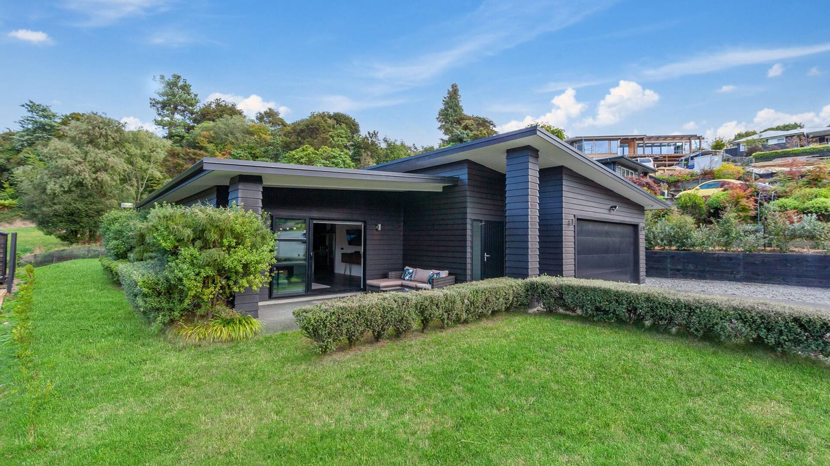 Rangatira Park Cottage | RIVER RETREAT - TAUPO HOLIDAY HOME, family friendly in Two Mile Bay