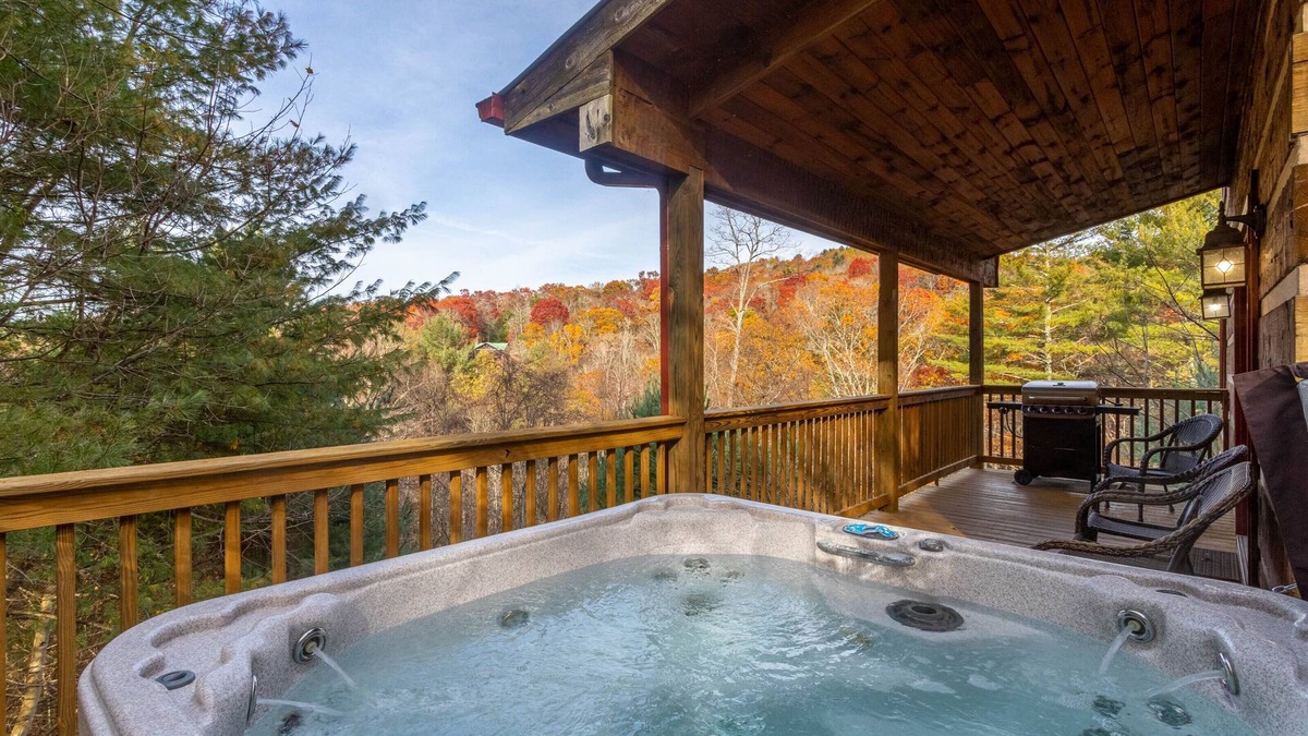 Boone Cabin | River Ridge - 3 story log cabin with Hot Tub - Pet Friendly - Walk to the New River