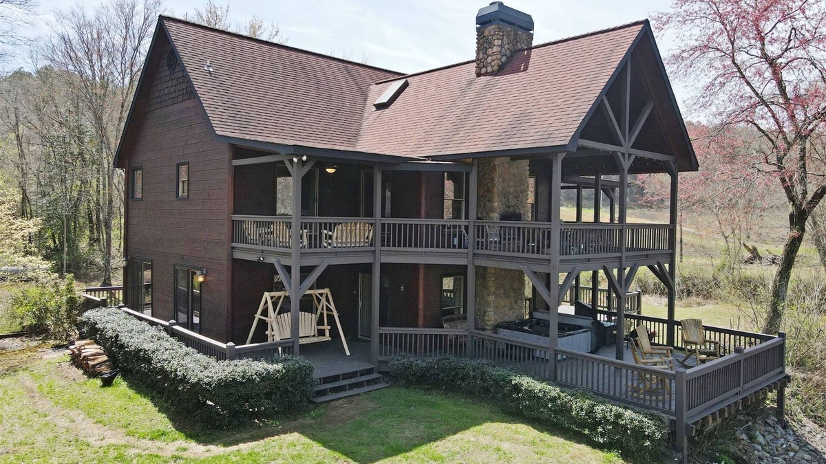 Copperhill Cabin | River Ridge Retreat-Ocoee riverfront-5br/3ba- Hot Tub- Wifi-Pool Table -Trout fishing