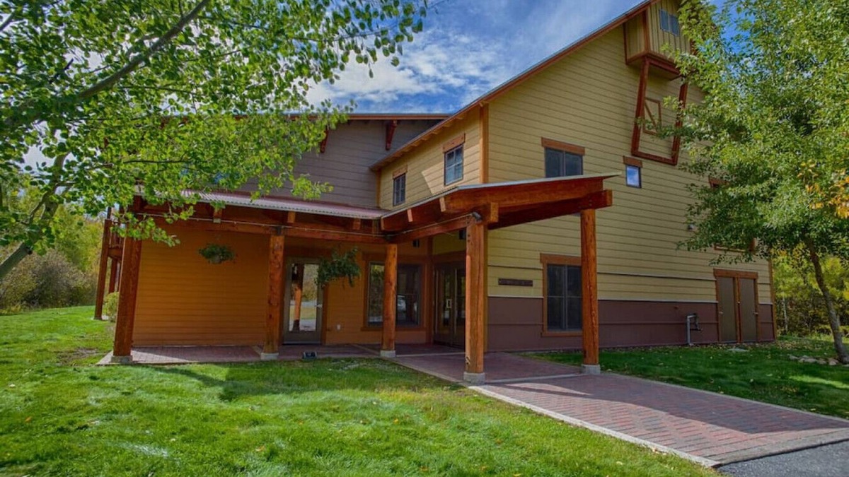 Driggs Condo | River Rock Retreat: Cozy & Light, In-unit laundry, Hot Tub, Close to Grand Targhee