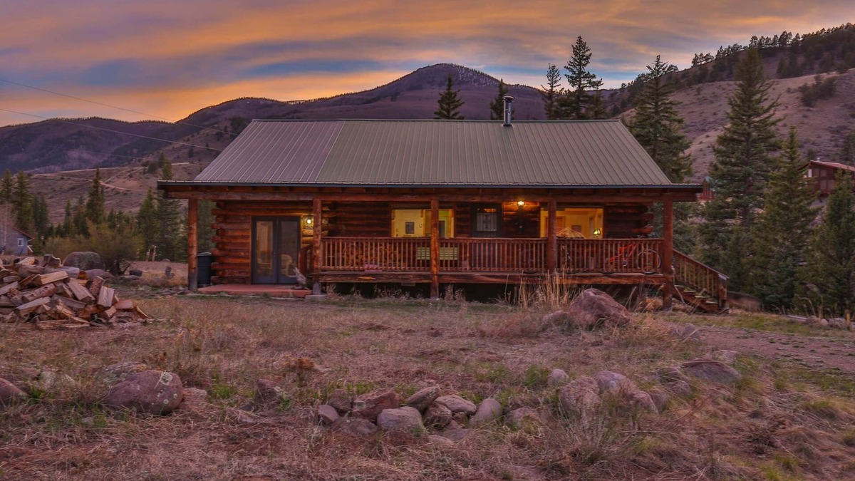 Creede House | River & Roots: Family cabin with private riverfront