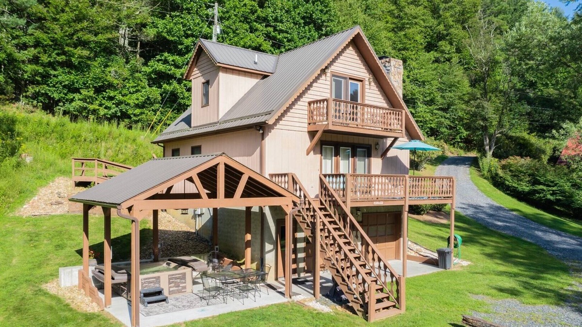Jefferson Ski Chalet | River Run-River Front 3 BR, Fire Pit, Sleeps 6, Wi-Fi, Pool Table, Hot Tub