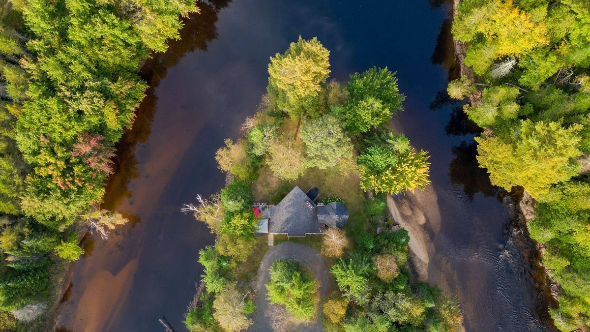 Mauricie Ski Chalet | River's Edge Chalet | Spa | BBQ | Riverside