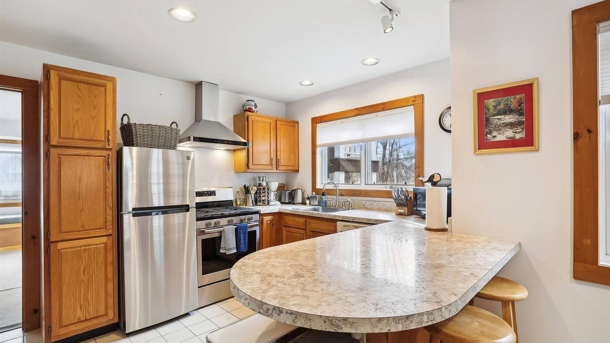 Stowe Area Condo | River's Edge 308: 1 br, fireplace, a/c, walkable to Village, free ski shuttle!