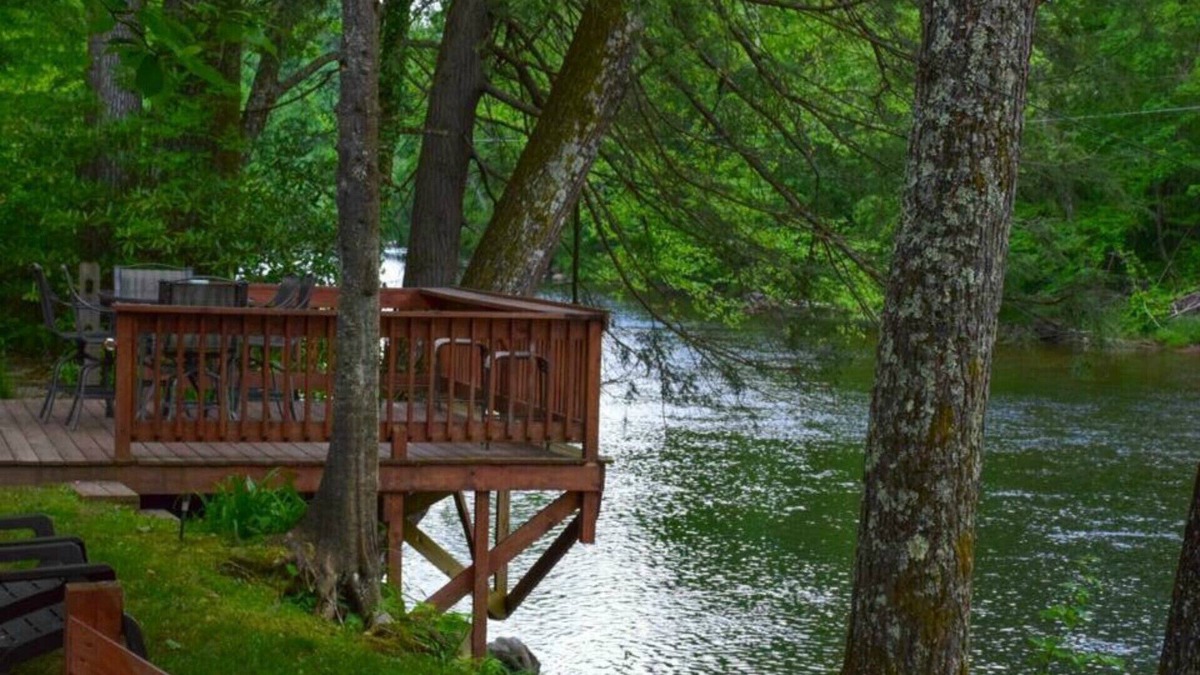 Elkins Cabin | River’s Edge Cabin- Perfect for Romance/Outdoor Adventures/Relaxation