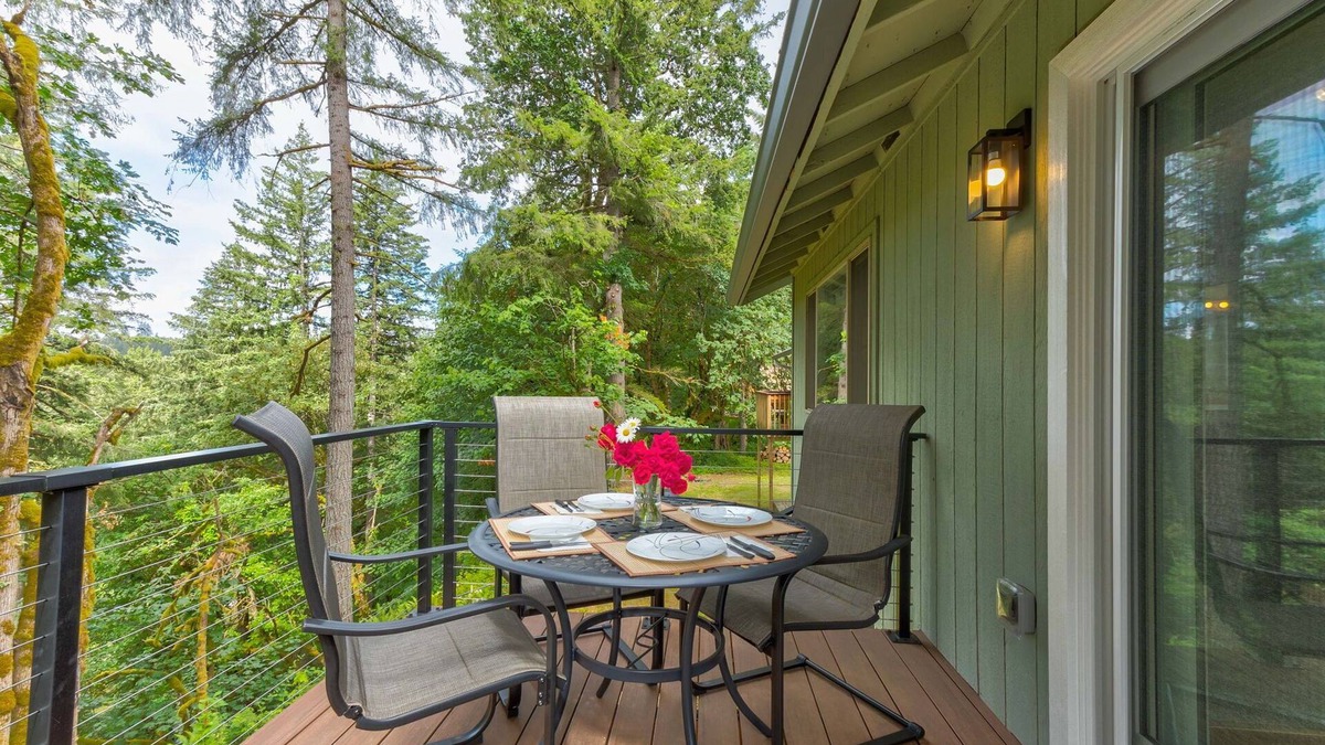 Battle Ground House | River's Edge, Cozy Guest House By The River