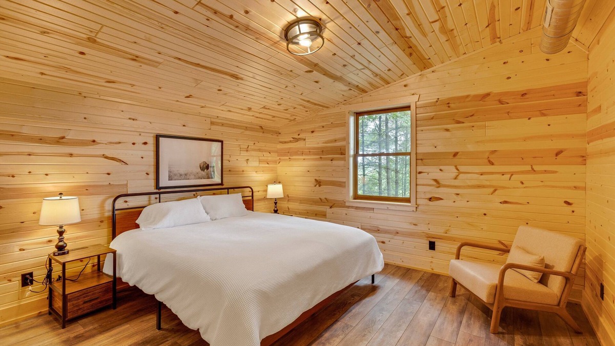 Newaygo Cabin | River's Edge: Discover Peace – Your Holiday Retreat Awaits