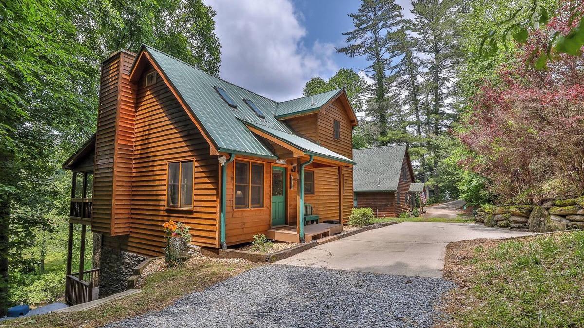 Ellijay Cabin | River's Edge is a beautiful 3 bed/3 bath riverfront cabin on the Cartecay