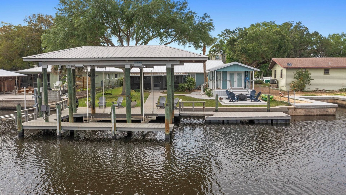Homosassa House | River's Edge Retreat-3/3.5, sleeps 9, waterfront with dock! Newly Remodeled!