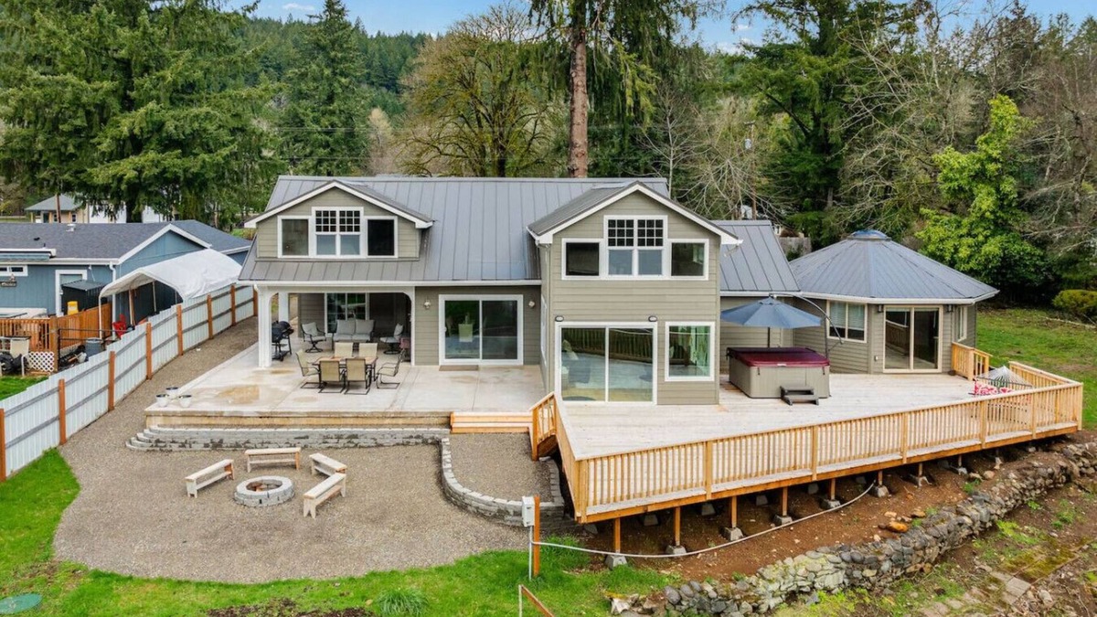 Leaburg House | River's Rest: Waterfront, Hot Tub, Pool table