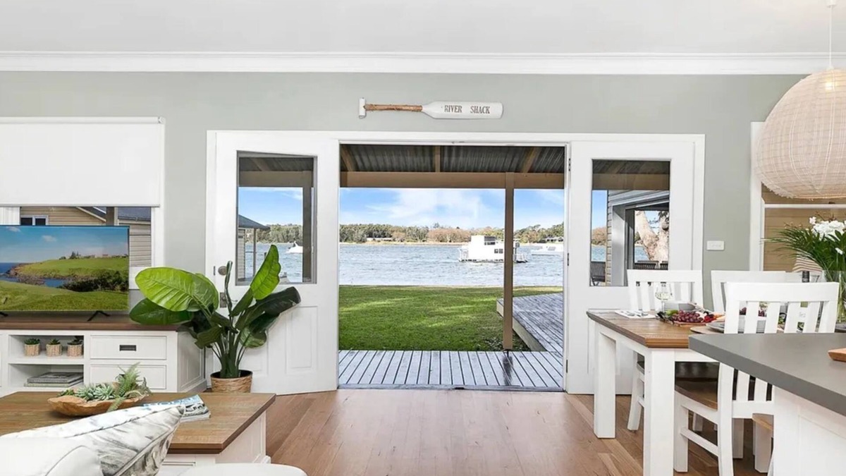 Shoalhaven Heads House | River Shack – absolute river frontage looking across to Comerong Island