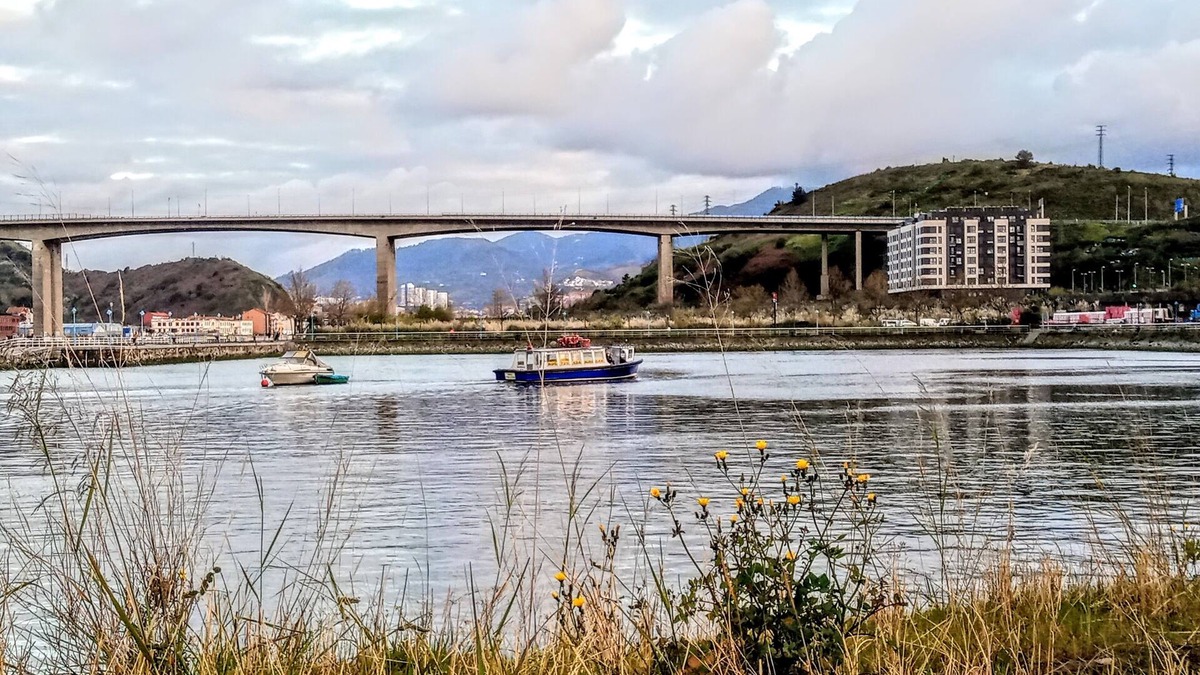 Barakaldo Apartment | river side
