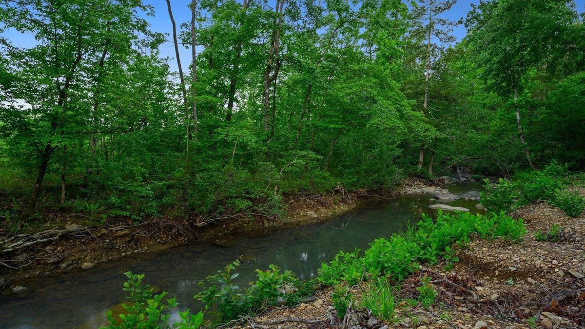 Broken Bow Cabin | River Sound-Creekside Cabin with hottub,playset,pool table- Virtual Tour Available
