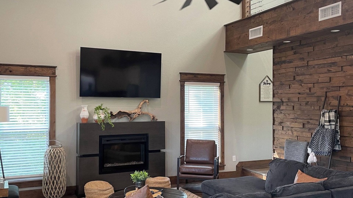 Glenwood Cabin | "RIVER TIME" CABIN DIRECTLY ON CADDO RIVER, FLAT YARD