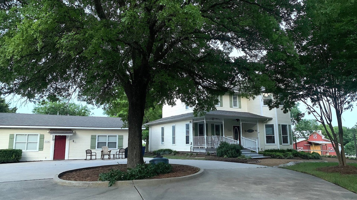 Weston House | River Valley Place - Sleeps 18 in 2 farm houses. McKinney country setting!