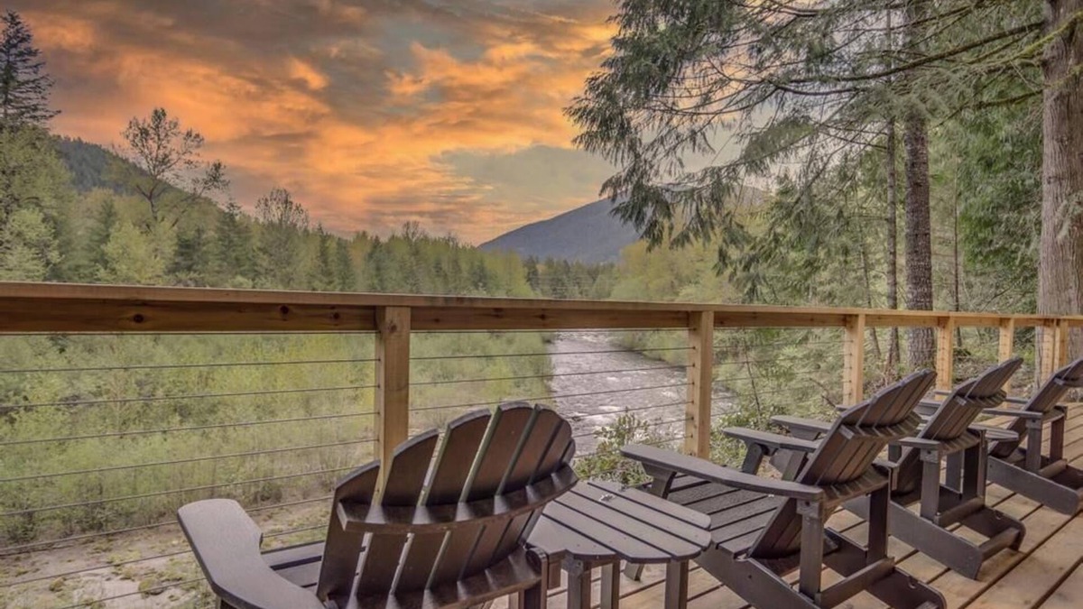 Welches Cabin | River View Cabin - Cozy Cabin, Awesome Views, Fireplace, Hot Tub