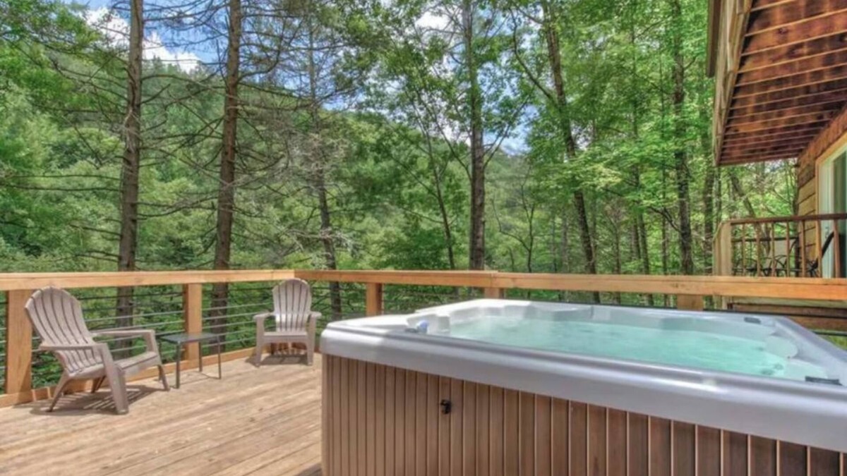 Gatlinburg - Pigeon Forge Cabin | *River VIEW* Cozy 3BD Cabin w/Hot Tub + Near Town