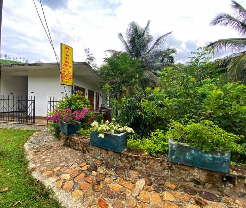 Hali-Ela House | River view family rest