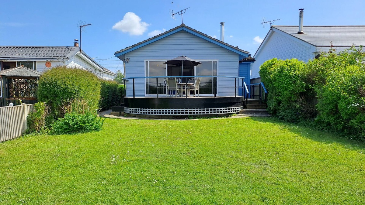 Brundall Cottage | River View - sleeps 4 guests in 2 bedrooms