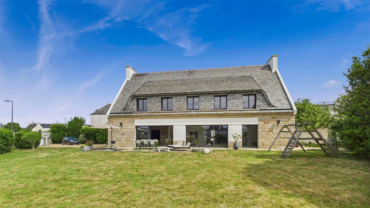 Pont-l'Abbe Ski Chalet | River View – Spacious House and Garden for 10