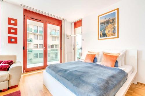 Vizafogo Apartment | River View - Sunny - Comfy