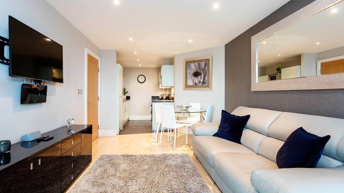 Vauxhall Apartment | River Views from Vauxhall, by Veeve